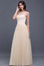 Robe de bal longue en tulle trapèze ornée d'appliqués
