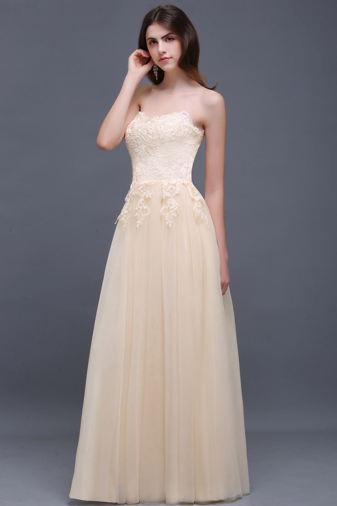 Robe de bal longue en tulle trapèze ornée d'appliqués