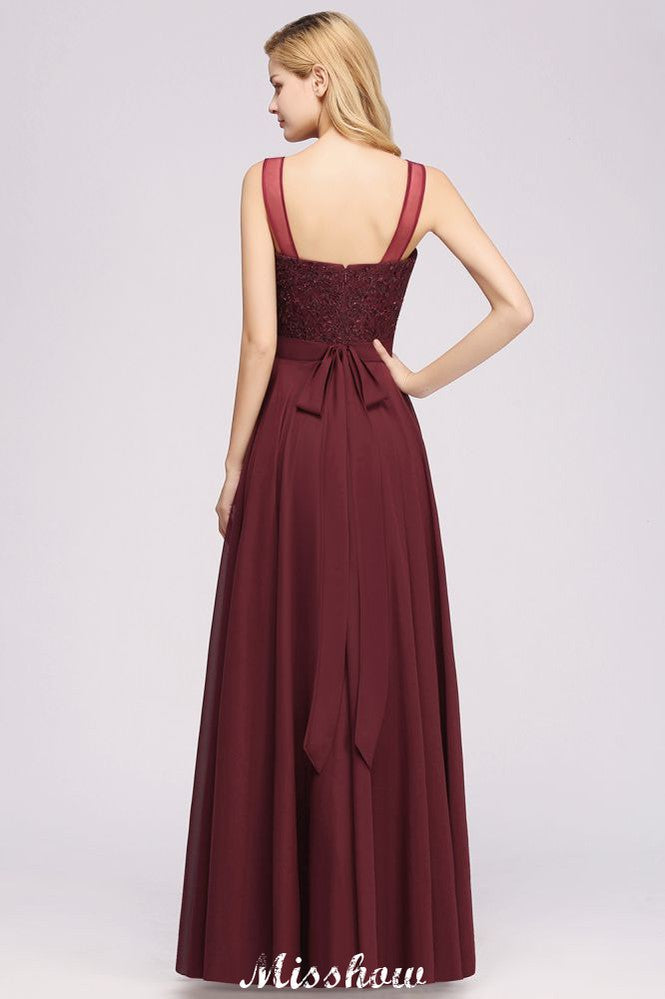 Robe de demoiselle d'honneur longue sans manches en tulle et dentelle ornée de perles et de bijoux, coupe trapèze, en mousseline et tulle.