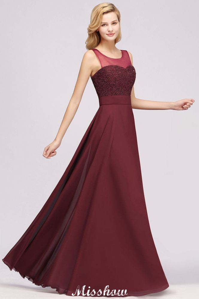 Robe de demoiselle d'honneur longue sans manches en tulle et dentelle ornée de perles et de bijoux, coupe trapèze, en mousseline et tulle.