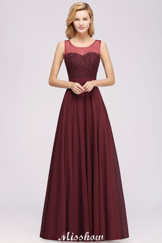Robe de demoiselle d'honneur longue sans manches en tulle et dentelle ornée de perles et de bijoux, coupe trapèze, en mousseline et tulle.