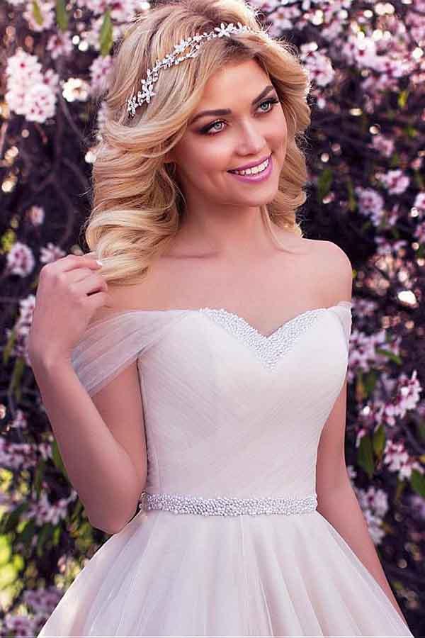 Vestido de novia de corte A con escote barco y tul con pedrería WD215