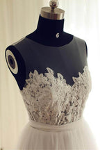 Robe de mariée trapèze en tulle à encolure ronde et applications de dentelle WD251