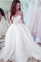 Vestidos de novia de corte A con escote corazón de tul y apliques de encaje WD362