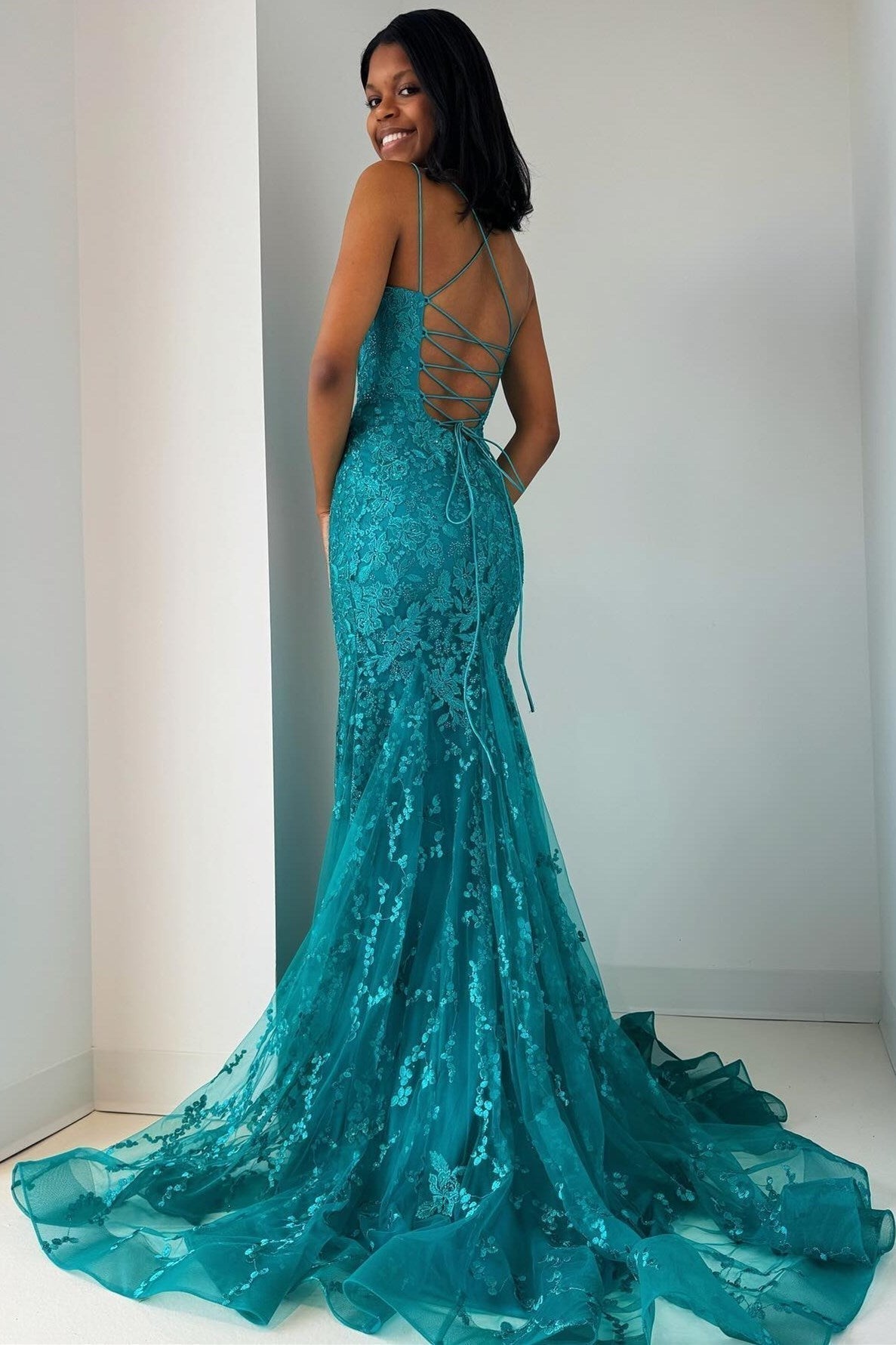 Elma | Vestido largo de fiesta corte sirena con apliques turquesa y cordones