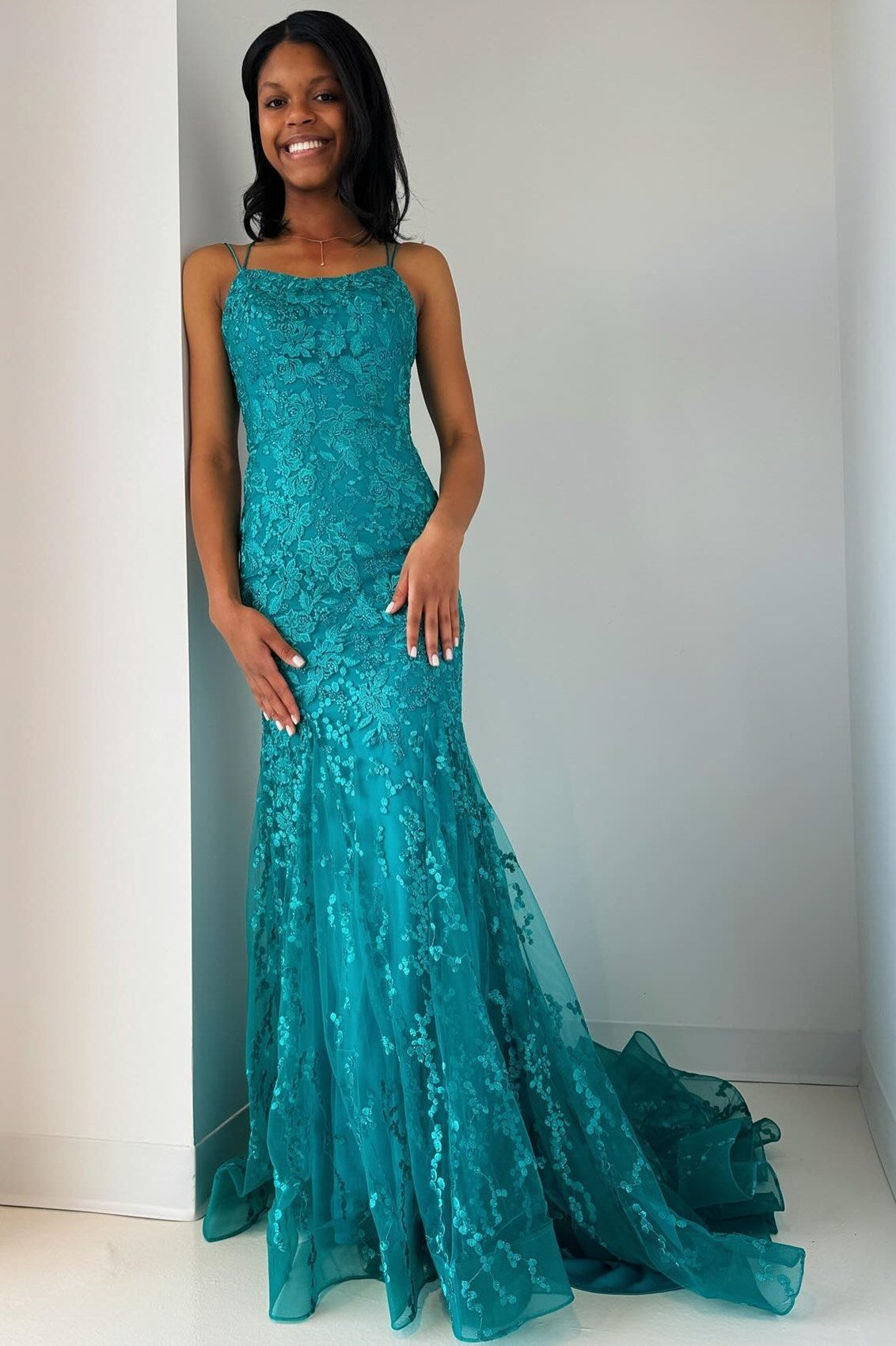 Elma | Vestido largo de fiesta corte sirena con apliques turquesa y cordones
