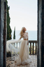 Robe de mariée deux pièces en tulle et dentelle, coupe trapèze, avec manches