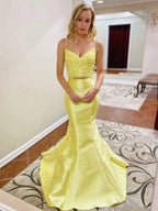 Robe de bal longue jaune sirène deux pièces en satin et dentelle, col en V