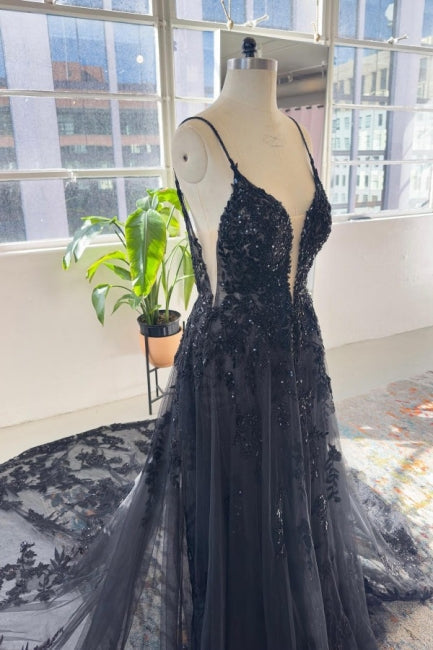Robe de mariée unique noire à fines bretelles spaghetti, sans manches, coupe trapèze, en dentelle et sequins