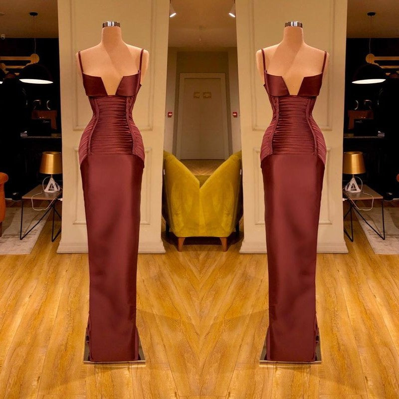 Robe de bal sirène bordeaux unique, longue, à fines bretelles froncées