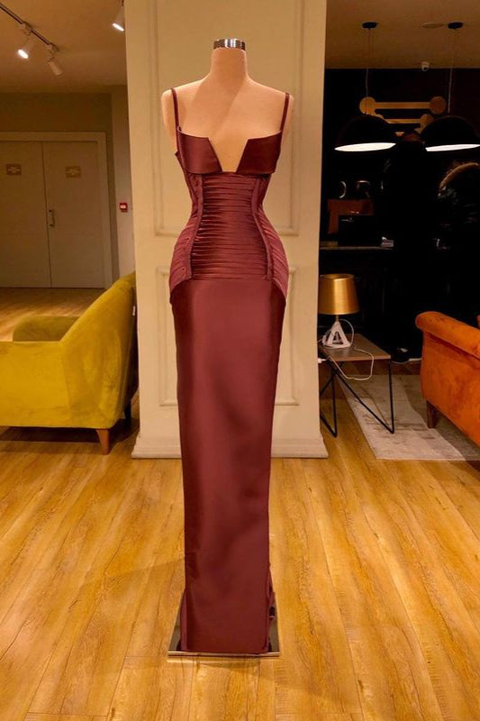 Robe de bal sirène bordeaux unique, longue, à fines bretelles froncées
