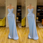 Vestido largo de fiesta azul claro con escote corazón y pliegues suaves. 