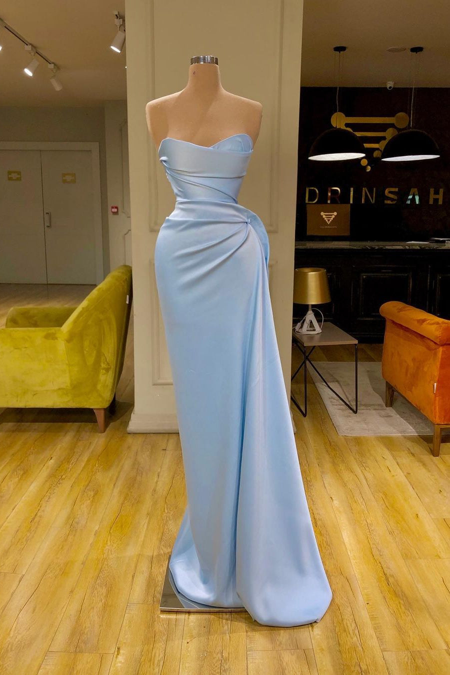 Vestido largo de fiesta azul claro con escote corazón y pliegues suaves. 
