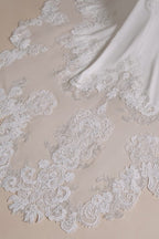 Robe de mariée sirène unique en satin, sans manches, dos nu et à motifs. 