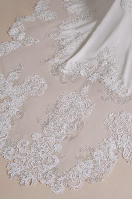 Robe de mariée sirène unique en satin, sans manches, dos nu et à motifs. 