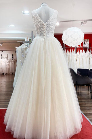Robe de mariée unique ivoire longue princesse en tulle et dentelle à col en V