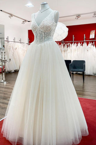 Robe de mariée unique ivoire longue princesse en tulle et dentelle à col en V