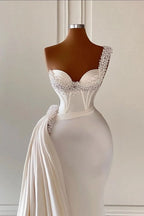 Robe de mariée unique ivoire à une épaule, décolleté cœur, sans manches, coupe trapèze, ornée de perles