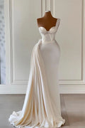 Robe de mariée unique ivoire à une épaule, décolleté cœur, sans manches, coupe trapèze, ornée de perles