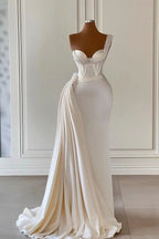 Robe de mariée unique ivoire à une épaule, décolleté cœur, sans manches, coupe trapèze, ornée de perles