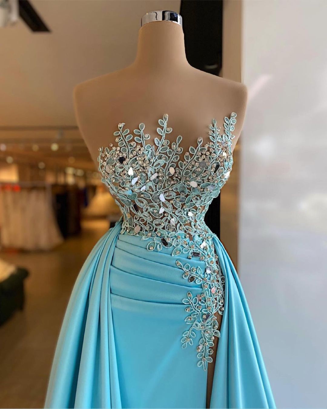 Robe de bal longue et trapèze avec appliques de bateau et volants en cristal