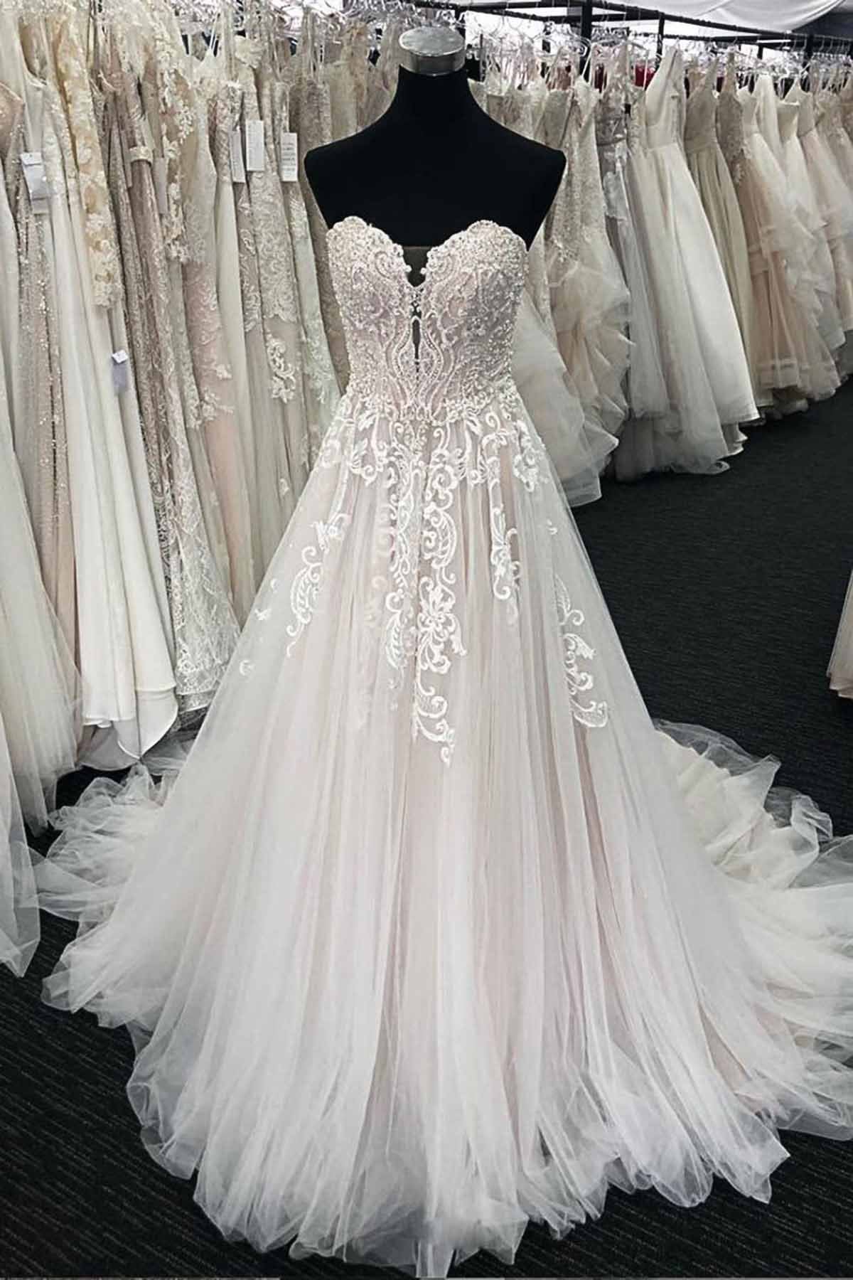 Robe de mariée unique longue en tulle et dentelle, décolleté cœur, coupe trapèze