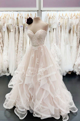 Robe de mariée unique longue en dentelle multicouche à col en cœur et décolleté en A.