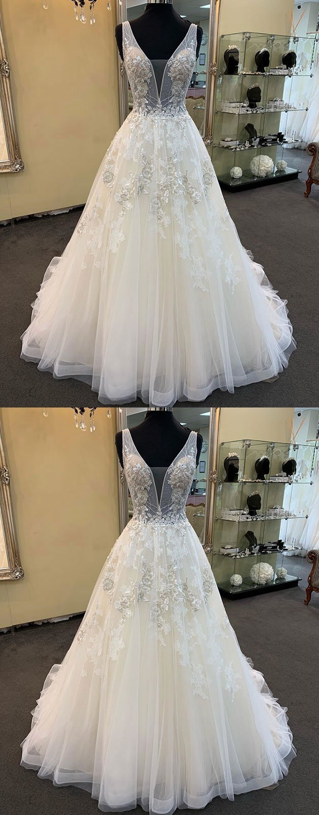 Robe de mariée unique longue en tulle et dentelle perlée, col en V, coupe trapèze.