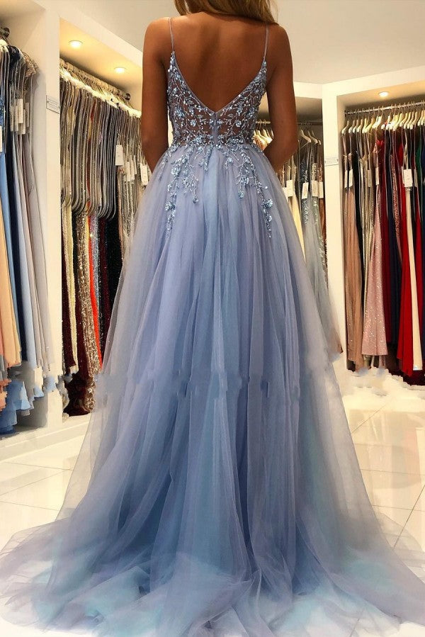 Robe de bal unique longue en tulle, coupe trapèze, col en V, dos nu et fente.