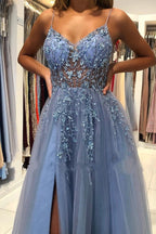 Robe de bal unique longue en tulle, coupe trapèze, col en V, dos nu et fente.