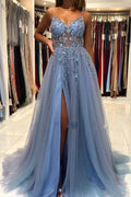 Robe de bal unique longue en tulle, coupe trapèze, col en V, dos nu et fente.