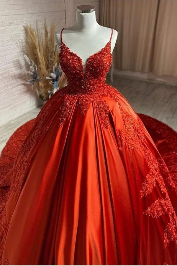 Vestido de novia único, largo, estilo princesa, con escote corazón, espalda descubierta, apliques, encaje y satén.