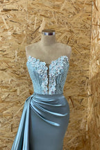 Robe de bal sirène longue et unique à décolleté cœur, ornée d'appliqués de dentelle