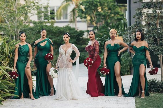 Vestido largo de dama de honor único, sin tirantes, color verde esmeralda, de satén elástico y con hombros descubiertos. 