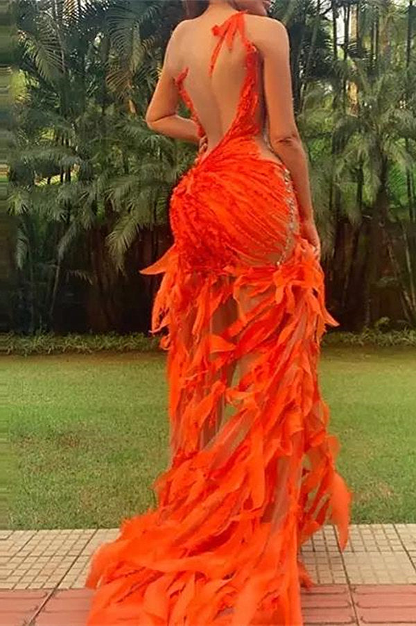 Robe de bal unique orange sans manches à appliques asymétriques et sans manches ornée de bijoux et d'appliqués.