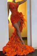 Robe de bal unique orange sans manches à appliques asymétriques et sans manches ornée de bijoux et d'appliqués.