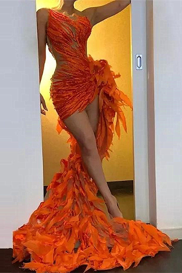 Robe de bal unique orange sans manches à appliques asymétriques et sans manches ornée de bijoux et d'appliqués.