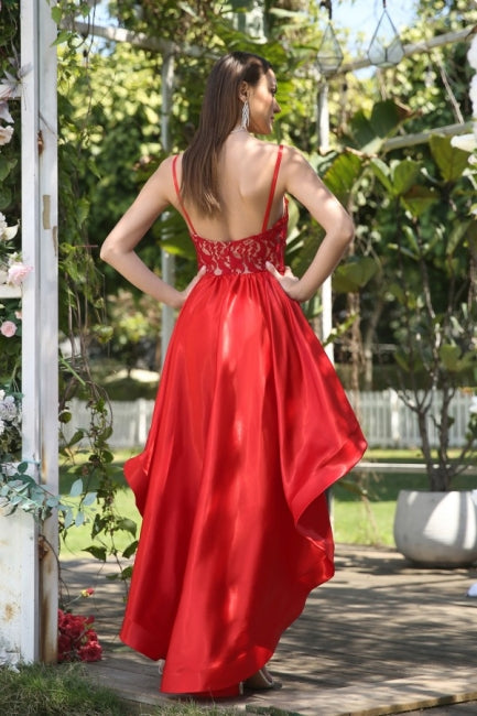 Robe de bal rouge unique à fines bretelles sans manches et coupe trapèze avec dentelle