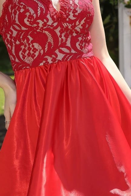 Robe de bal rouge unique à fines bretelles sans manches et coupe trapèze avec dentelle