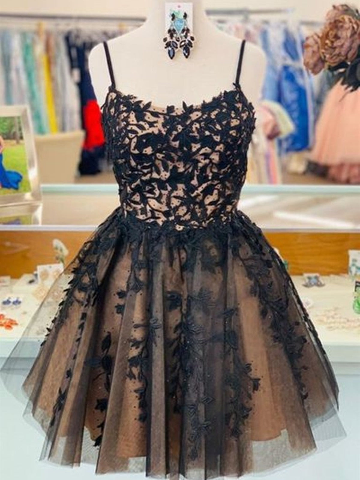 Robe de bal de fin d'année courte unique en tulle et dentelle, décolleté cœur et fines bretelles spaghetti, coupe trapèze.