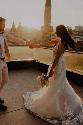 Vestidos de novia únicos de encaje, sin mangas, de corte columna y hasta el suelo, con tirantes finos y apliques. 