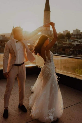 Vestidos de novia únicos de encaje, sin mangas, de corte columna y hasta el suelo, con tirantes finos y apliques. 