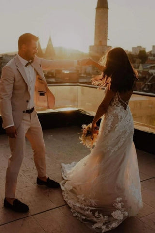 Vestidos de novia únicos de encaje, sin mangas, de corte columna y hasta el suelo, con tirantes finos y apliques. 