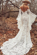Robe de mariée sirène unique en dentelle, manches longues et décolleté cœur, avec traîne chapelle. 