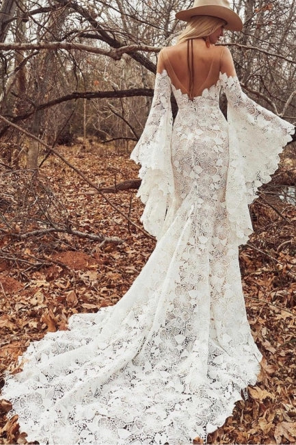 Robe de mariée sirène unique en dentelle, manches longues et décolleté cœur, avec traîne chapelle. 