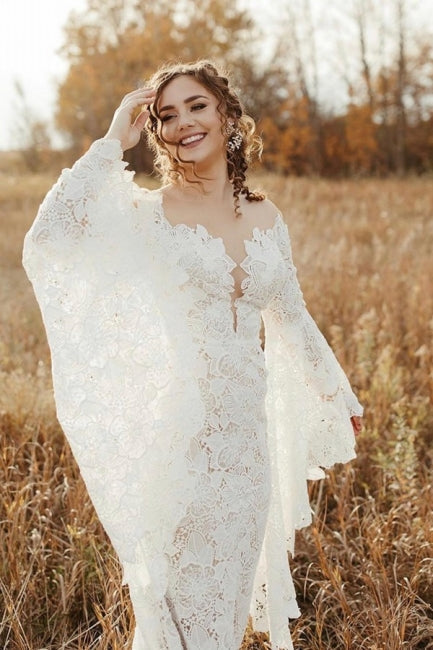 Robe de mariée sirène unique en dentelle, manches longues et décolleté cœur, avec traîne chapelle. 