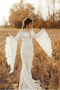 Robe de mariée sirène unique en dentelle, manches longues et décolleté cœur, avec traîne chapelle. 