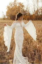 Robe de mariée sirène unique en dentelle, manches longues et décolleté cœur, avec traîne chapelle. 