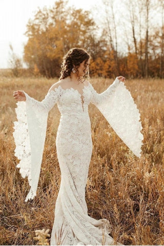 Vestidos de novia únicos de encaje, corte sirena, manga larga, escote corazón y cola de capilla. 