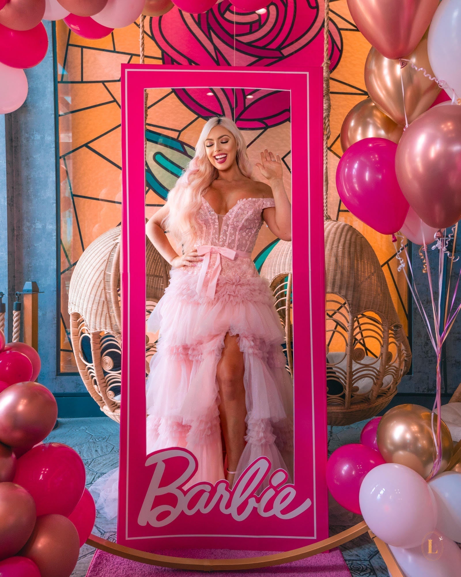 Vestido largo de fiesta rosa claro con escote barco y volantes